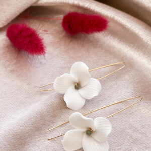 Paire de boucles d’oreilles pendantes en acier inoxydable, légères, délicates, avec une fleur en céramique blanche, avec le centre en perle d’agate verte et une tige
