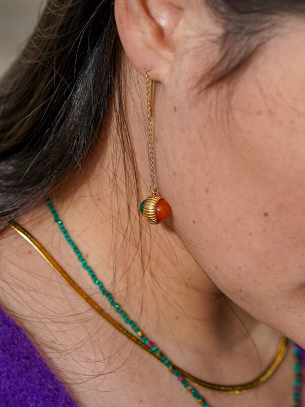 Boucles d’oreilles pendantes en acier inoxydable composées d’un pendentif et de deux jolies perles de soleil verte et orange