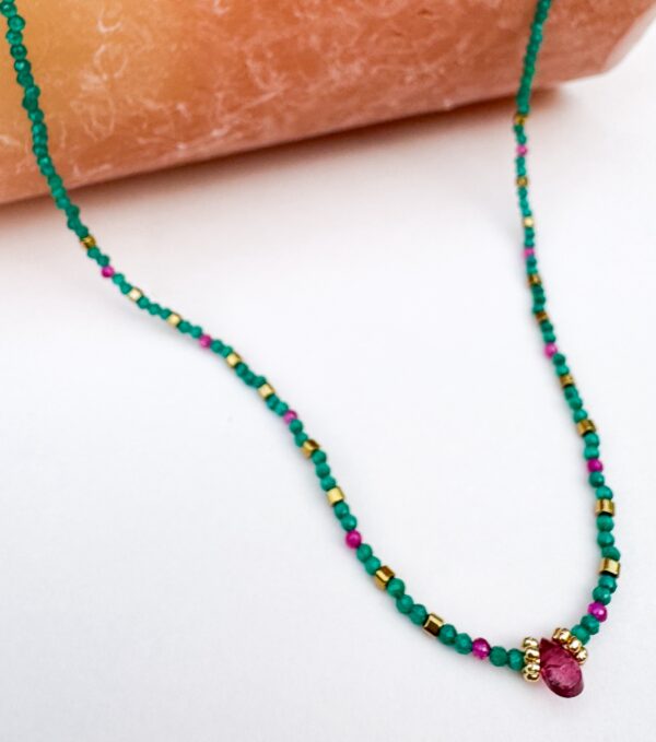 Collier coloré en acier inoxydable composé de perles de verre émeraudes, de petites perles de rubelites et d’une goutte de tourmaline melon rose