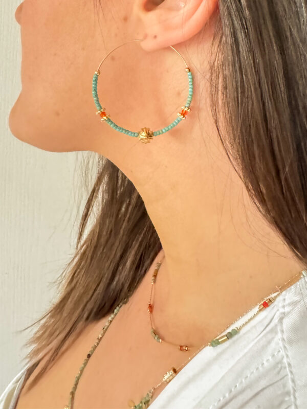 Créoles colorées composées de petites perles de turquoises et avec des éléments en acier inoxydable, légères