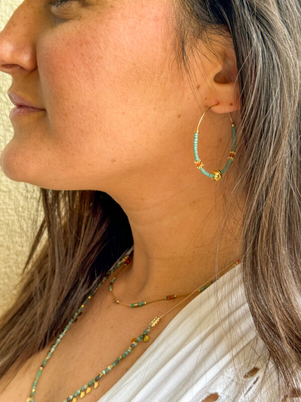 Créoles colorées composées de petites perles de turquoises et avec des éléments en acier inoxydable, légères