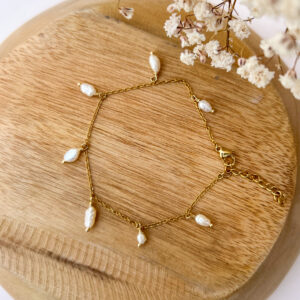 Bracelet en acier inoxydable composé de détails en perles de culture irrégulières